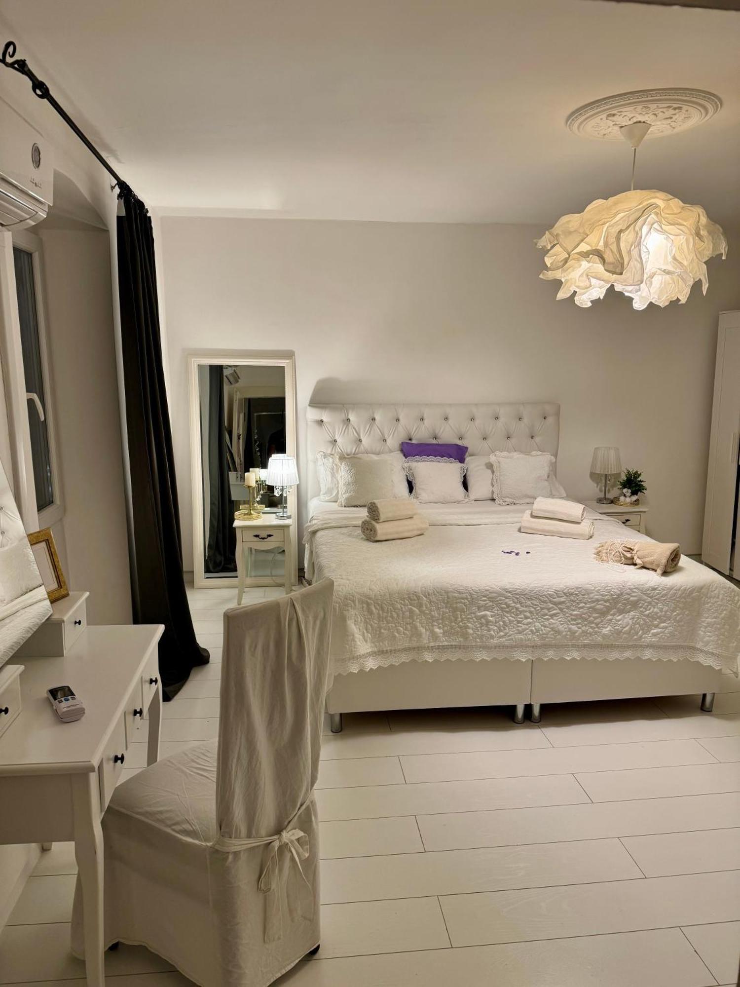 Square Apartment *