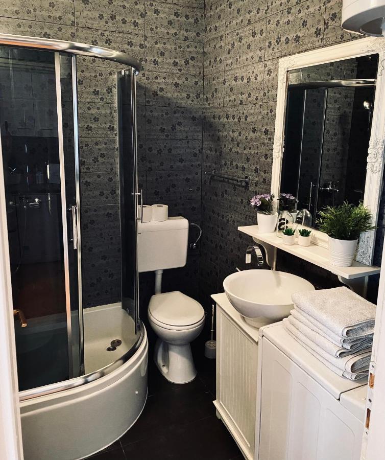 Square Apartment *